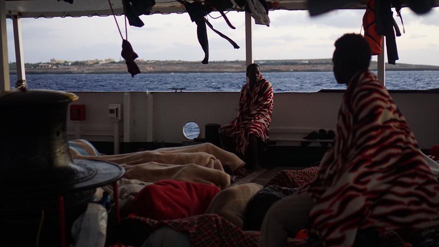 Los rescatados del Open Arms ven tierra por primera vez en 14 días tras aproximarse a Lampedusa. 