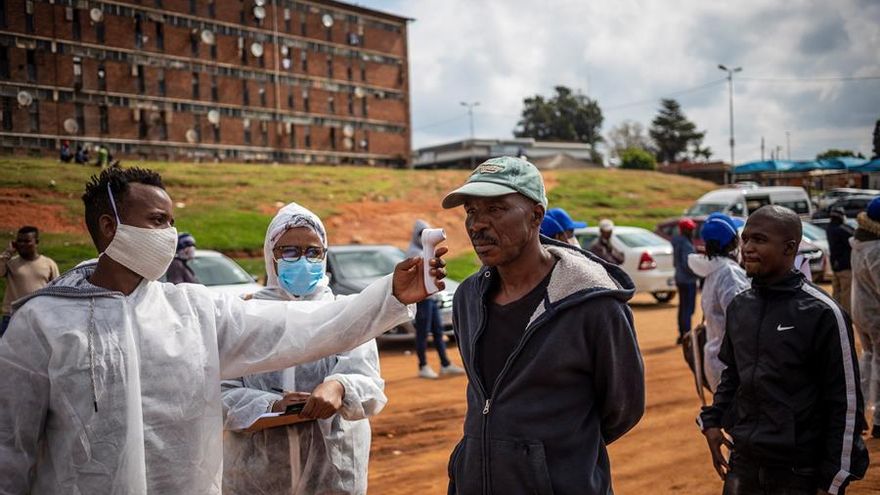 Un hombre se somete a un control de temperatura durante un despliegue de pruebas masivas en el suburbio de Alexandra, en Johannesburgo, Sudáfrica, este 27 de abril