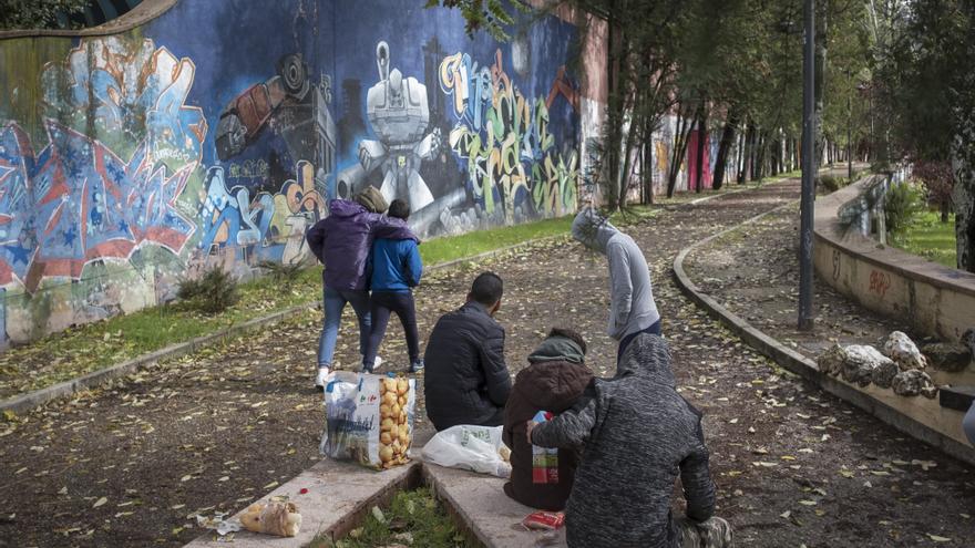 El grupo de menores migrantes tutelados que vive en un parque de Madrid | Pedro Armestre/Save the Children
