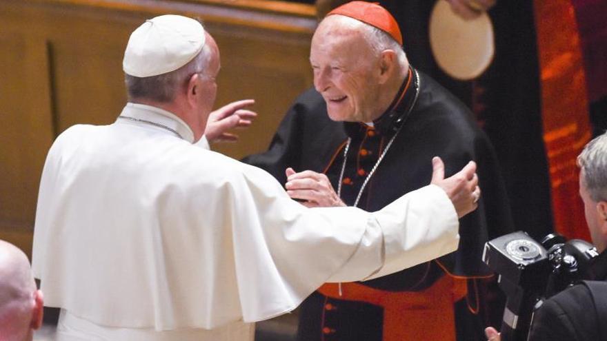 Revelan que el excardenal McCarrick apartado por el papa vive en un monasterio