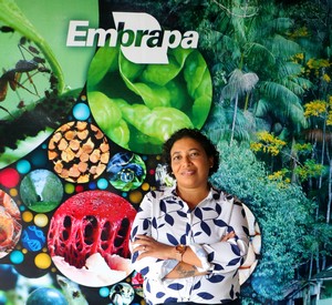 Aline Furtado - Agrônoma doutora em produção vegetal, Cristiane Ramos de Jesus, lidera pesquisa de combate à mosca-da-carambola, financiada pela Agência Internacional de Energia Atômica (IAEA).