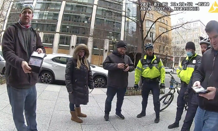 Các sĩ quan của Sở Cảnh sát Thủ đô đã chặn bốn người đàn ông mặc thường phục có vũ trang vào ngày 06/01/ 2021. Tất cả những người này đều cho xem giấy chứng nhận chấp pháp và được phép tiếp tục hành trình của mình. (Ảnh: Sở cảnh sát đô thị/Ảnh chụp màn hình qua The Epoch Times)