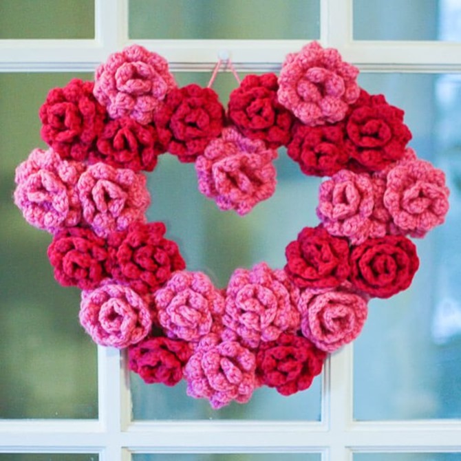 12 Crochet Valentine's Day Projects {Free Patterns} - Heart Wreath