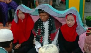 Moderate Indonesia: Muslim marries his two girlfriends at once “so nobody gets hurt”