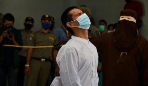 Indonesia: Gay couple whipped for Sharia-banned sex