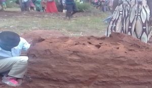 Uganda: Muslim relatives of Islamic teacher who became Christian hire killers to bury him alive in large ant mound