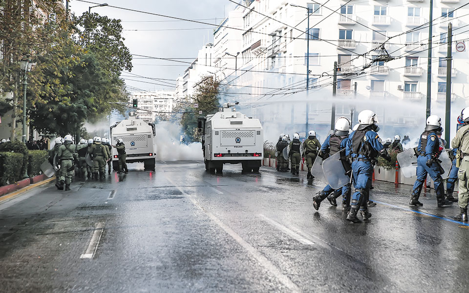 Οι αύρες της αστυνομίας, στα Προπύλαια, επιστρατεύθηκαν για να απομακρυνθούν οι διαδηλωτές (φωτ. INTIME NEWS).
