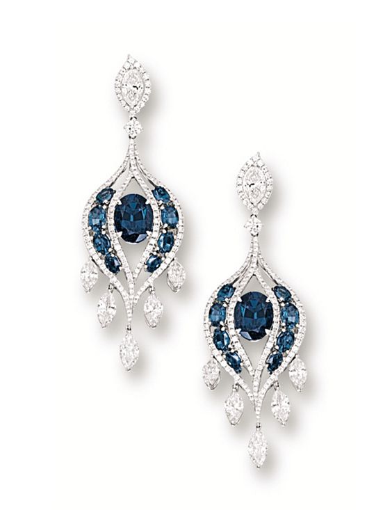 Cercei cu diamante și alexandrit cântârind aproximativ 2,29 și 2,17 karate.