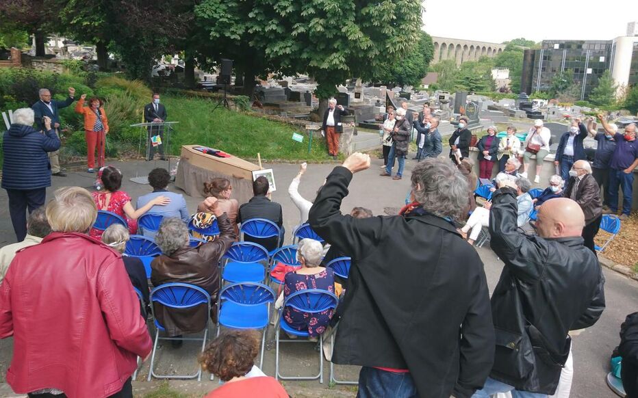  Cachan, ce jeudi. Un comité volontairement restreint en raison du contexte sanitaire a fait ses adieux à Maurice Rajsfus, poings levés au cimetière communal.