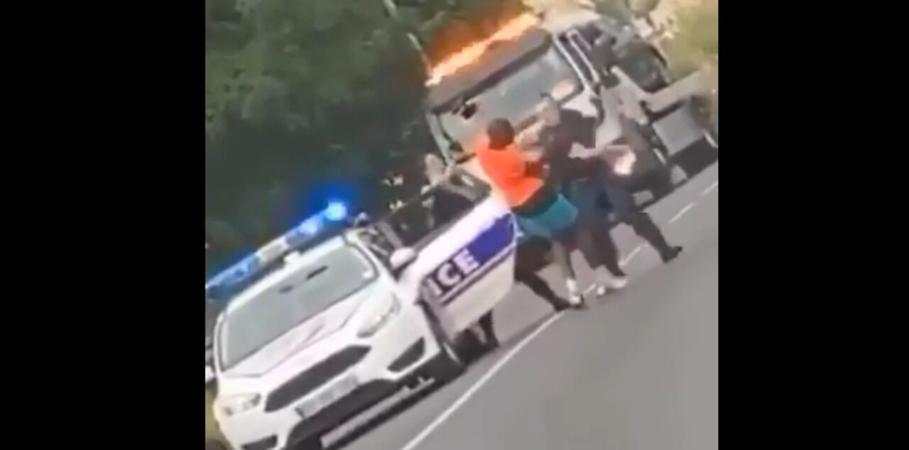 Sur cette capture écran d’une vidéo prise dans le quartier, on voit ce jeune homme au t-shirt orange se diriger droit vers un policier… et se prendre un coup de poing. DR 