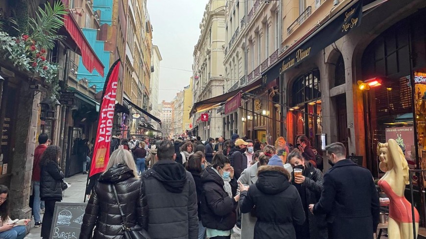 Lyon : des rassemblements importants autour d'un verre devant les bars et restaurants rue Merci&egrave;re