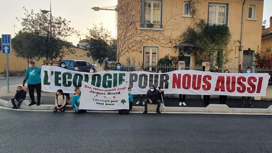 &quot;L&rsquo;&eacute;cologie pour nous aussi&quot;&nbsp;: des locataires du quartier Jacques Monod manifestent devant le domicile du maire de Villeurbanne
