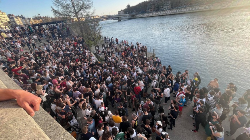 Lyon : gros rassemblement festif et sans masque sur les quais de Sa&ocirc;ne