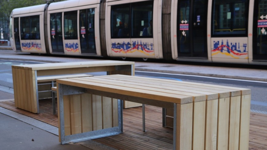 Lyon : des tables en bord de route pour accompagner la pi&eacute;tonnisation de la Confluence&nbsp;