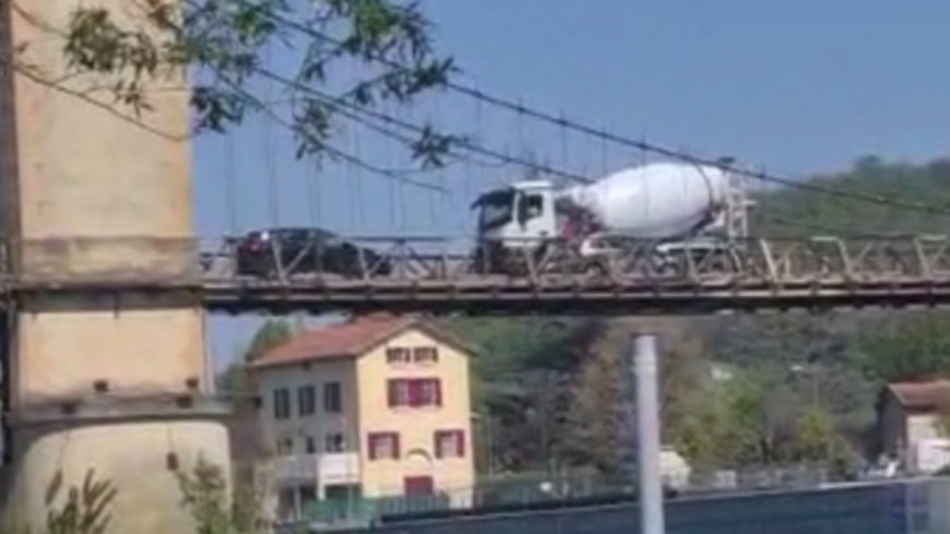 Pr&egrave;s de Lyon : le pont de Couzon ferm&eacute; jusqu'&agrave; nouvel ordre apr&egrave;s le passage d'un 32 tonnes