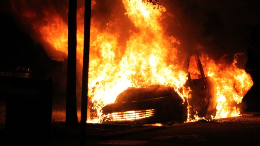 Pr&egrave;s de Lyon : il fume la chicha en conduisant, sa voiture prend feu