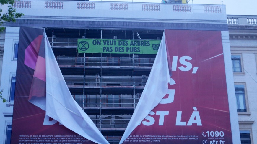 Lyon : les militants antipub d&rsquo;Extinction Rebellion d&eacute;coupent la grande b&acirc;che 5G de SFR