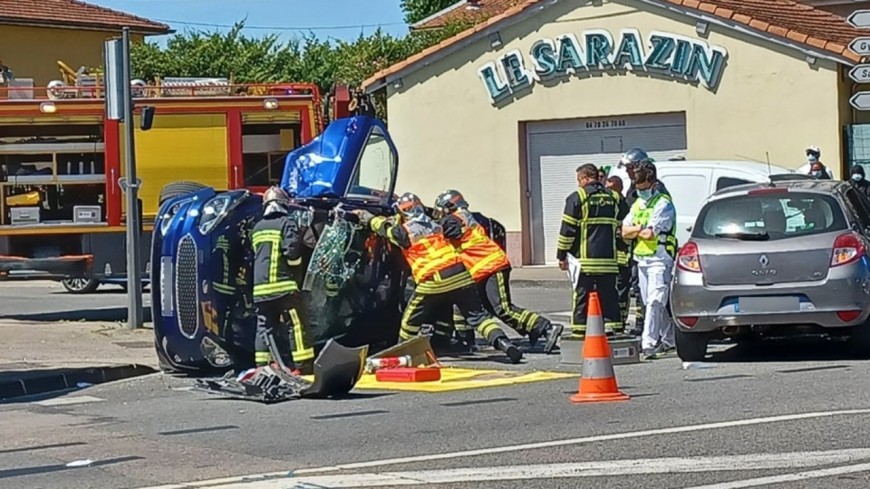 Pr&egrave;s de Lyon : deux voitures se percutent, l'une termine sur le toit