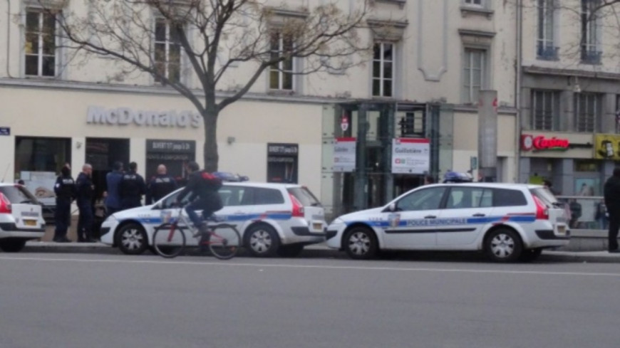 Lyon : un policier transport&eacute; &agrave; l'h&ocirc;pital apr&egrave;s une op&eacute;ration houleuse &agrave; la Guilloti&egrave;re