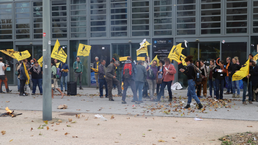 Lyon : les &eacute;lus &eacute;cologistes sortent rencontrer des manifestants, la R&eacute;gion ferme les portes derri&egrave;re eux