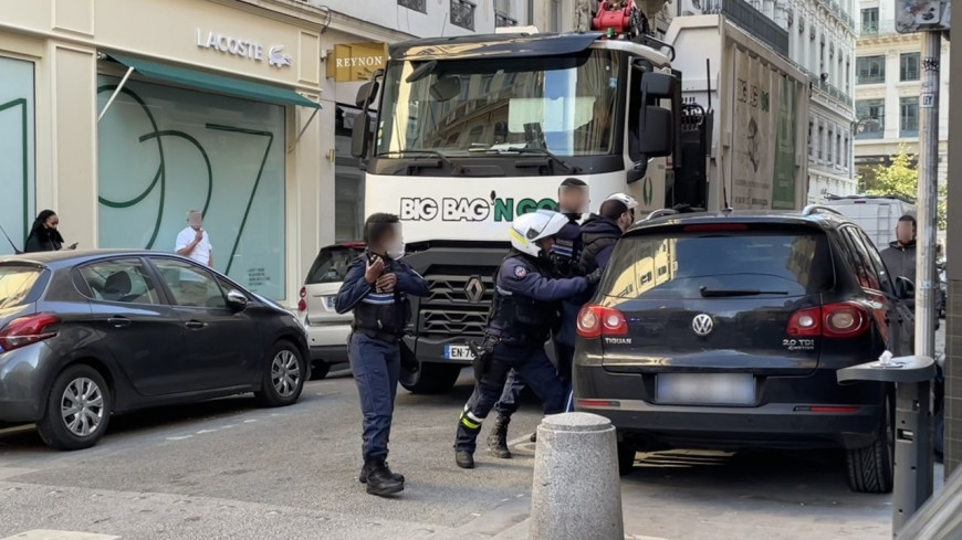 Lyon : apr&egrave;s des roues arri&egrave;re &agrave; scooter, il percute une voiture en plein centre-ville