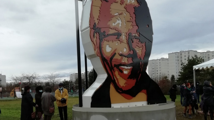 Une st&egrave;le en hommage &agrave; Nelson Mandela &eacute;rig&eacute;e &agrave; Vaulx-en-Velin