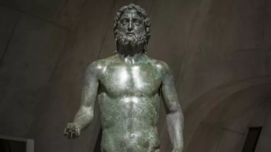Lyon : en rentrant de soir&eacute;e, ils volent la statue de Neptune dans le funiculaire