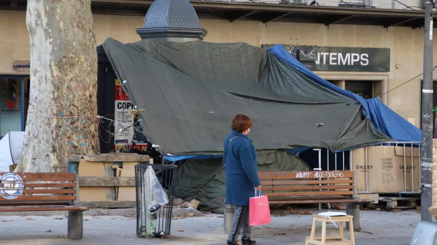 Lyon : le campement de SDF place de la R&eacute;publique bient&ocirc;t d&eacute;mont&eacute;