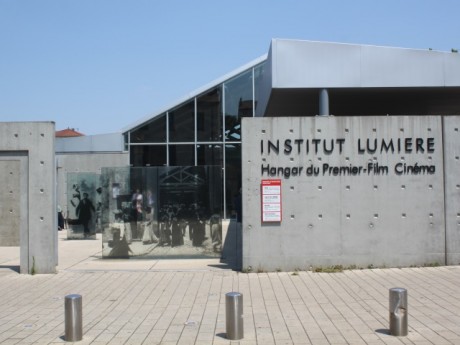 Evidemment, le tournage aura lieu devant le Hangar du Premier Film - LyonMag