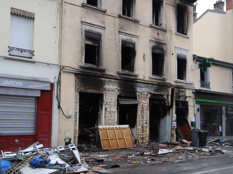 L'incendie avait ravagé la boulangerie et les appartements au-dessus au numéro 125 de la route de Vienne - LyonMag