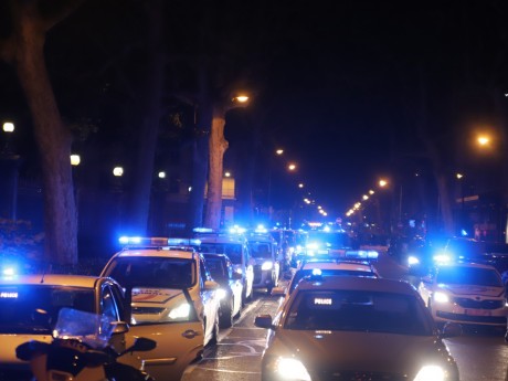 Les voitures de police devant la préfecture cette nuit - LyonMag