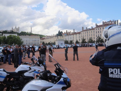 Une centaine de policiers réunis sur la place Bellecour - LyonMag