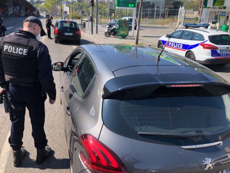 Un policier contrôle un automobiliste - LyonMag