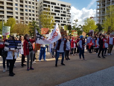 Les étudiants infirmiers devant l'Hôtel de Région de Lyon ce lundi - LyonMag