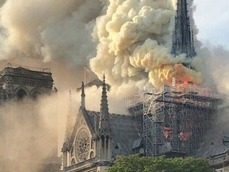Notre-Dame de Paris en proie aux flammes ce lundi soir - DR