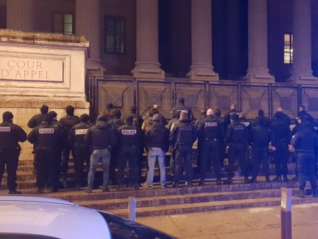 Des dizaines de policiers rassemblés devant le palais de justice de Lyon - LyonMag
