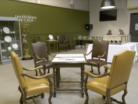 Des fauteuils et une table ayant été dans le restaurant de Paul Bocuse mis en vente - LyonMag.com