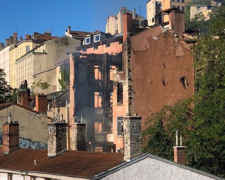La façade la plus touchée par l'incendie n'a pas résisté ce lundi - LyonMag