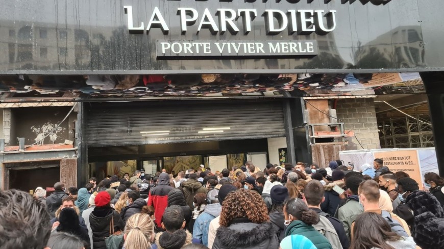 Lyon : la cohue &agrave; la Part-Dieu avant la fermeture du centre commercial !&nbsp;