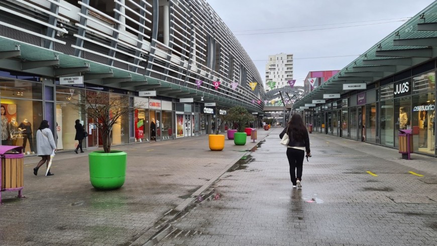 Centres commerciaux ferm&eacute;s &agrave; Lyon : pourquoi Carr&eacute; de Soie et ses 60 000 m2 sont-ils toujours ouverts au public ?