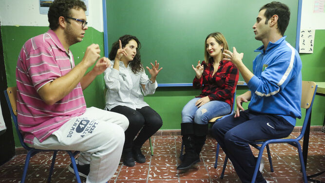 Los alumnos charlan en una clase.