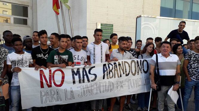 Jvenes inmigrantes concentrados ayer a las puertas de la Delegacin de Igualdad y Polticas sociales en Cdiz.