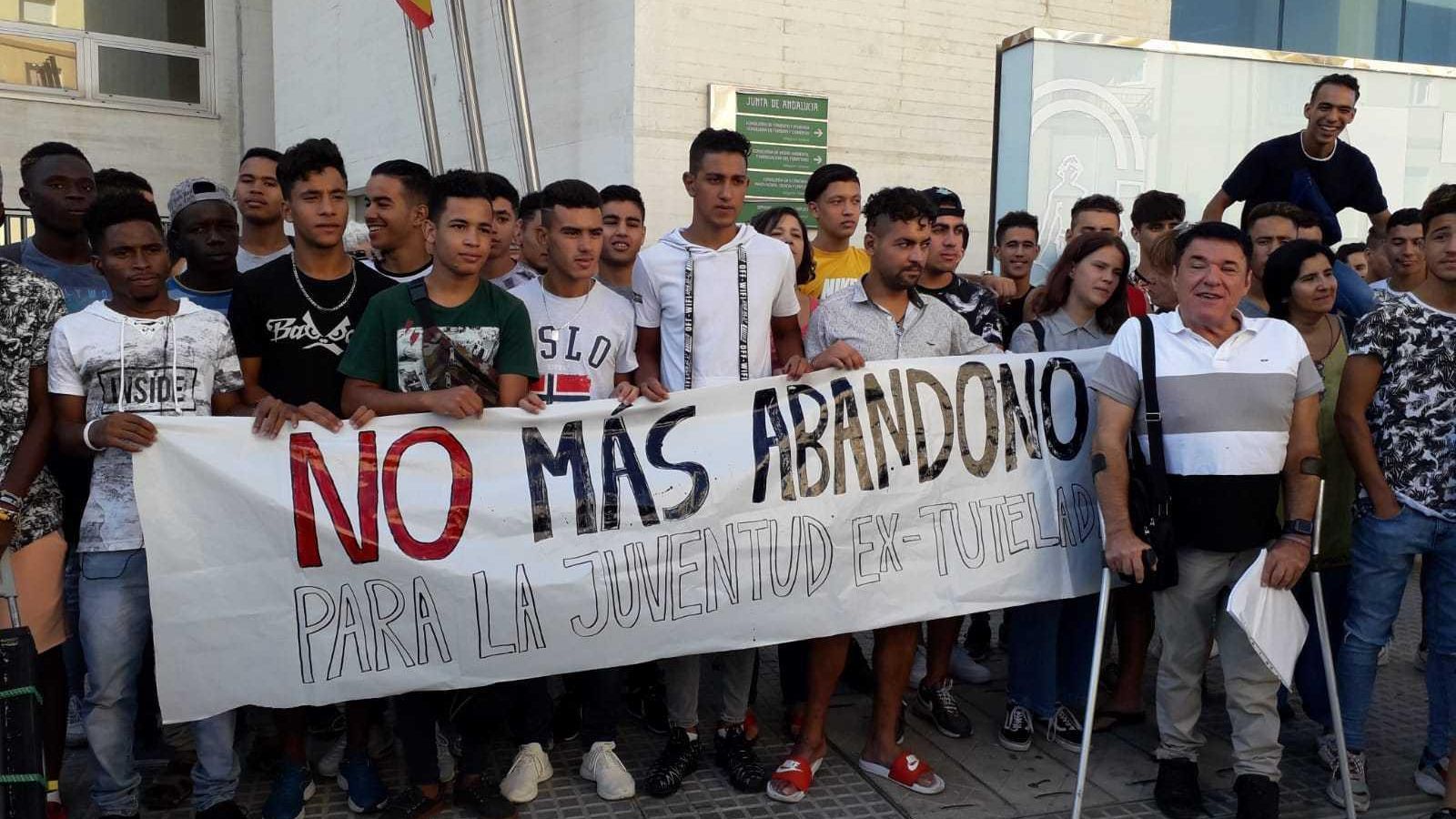 Jóvenes inmigrantes concentrados ayer a las puertas de la Delegación de Igualdad y Políticas sociales en Cádiz.