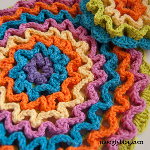 Wiggle It Crochet Trivet and Dishcloth Set - free pattern on mooglyblog.com