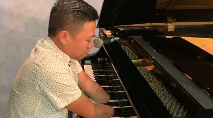 Nghệ sĩ Việt không bàn tay chơi piano điêu luyện