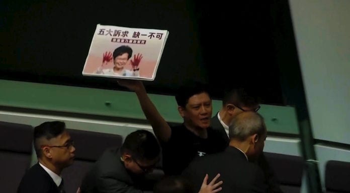 Hội Đồng Lập Pháp Hồng Kông tiếp tục náo loạn, đòi Carrie Lam từ chức