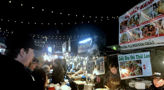 Du khách nườm nượp ghé phố ẩm thực chợ Tết Phước Lộc Thọ