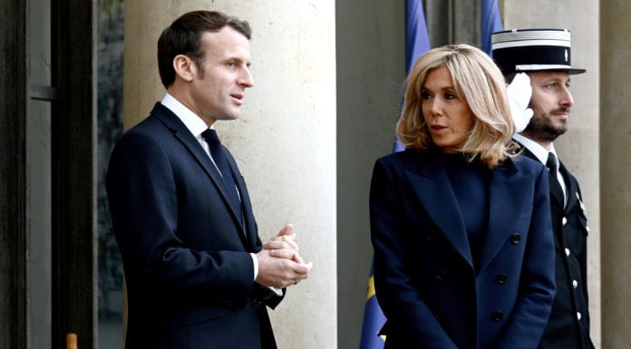 Đi xem kịch ở Paris, vợ chồng tổng thống Pháp bị người biểu tình tấn công