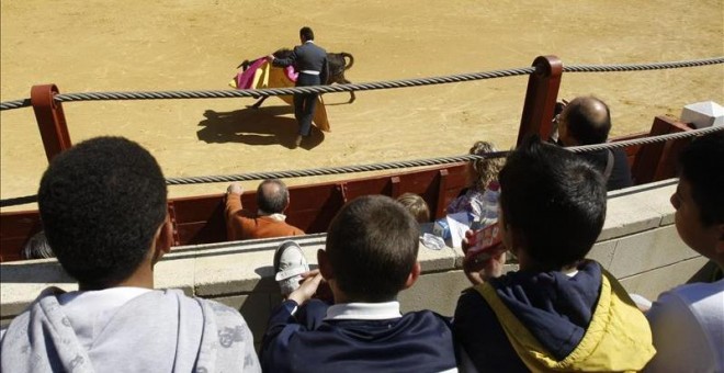 Unos nios presenciando una corrida de toros. EFE / Archivo