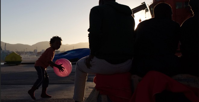 Una nia migrante juega en el puerto de Algeciras, donde pas varios das recluida junto a cientos de migrantes llegados en patera el pasado julio. JAIRO VARGAS
